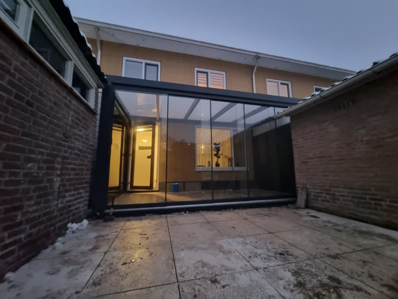 Glazen tuinkamer aan rijtjeswoning