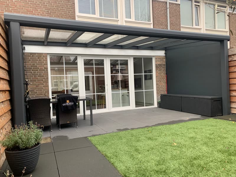 Veranda met zijwand en terras